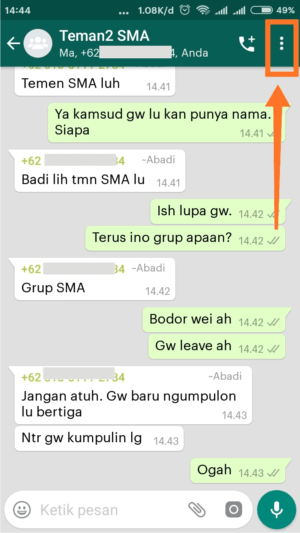 Cara memblokir grup di WhatsApp permanen 7 Langkah pertama keluar grup WhatsApp, yaitu klik tiga titik pojok kanan atas.