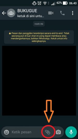 Cara membuat GIF di WhatsApp (dari foto atau video sendiri) 2 Pilih ikon bergambar penjepit kertas