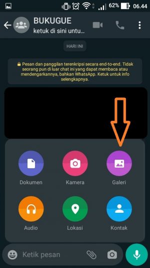 Cara membuat GIF di WhatsApp (dari foto atau video sendiri) 3 Pilih ikon galeri