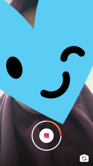 Cara membalikkan kamera saat membuat insta story 3 tap dua kali pada layar untuk beralih kamera