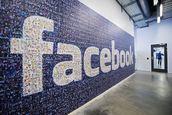 10 Media Sosial Terpopuler di Dunia (Update: 2020) 1 Facebook | Image By: https://arstechnica.com/tech-policy/2019/12/you-can-migrate-your-photos-from-facebook-to-google-next-year/