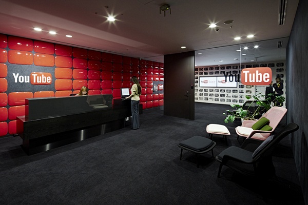 10 Media Sosial Terpopuler di Dunia (Update: 2020) 2 Youtube | Image By: http://www.home-designing.com/2013/09/googles-tokyo-presence-youtube-and-google-tokyo-offices/29-youtube-logo-wall
