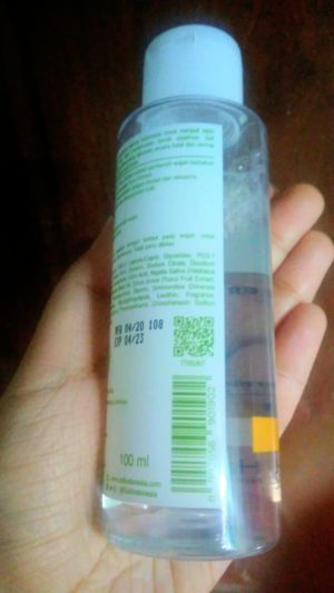 Apa itu kode QR di WhatsApp? 1 contoh kode QR (atas) dan barcode produk (bawah)