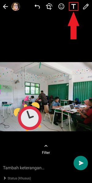Cara membuat Status WhatsApp dengan Stiker (panduan pemula) 4 Pilih ikon T untuk menambahkan teks