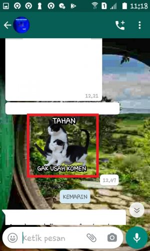 Cara menambahkan stiker baru di WhatsApp 23 Tap stiker.