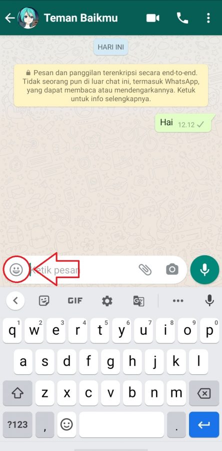 Cara menambahkan stiker baru di WhatsApp 2 tap tombol emoticon di sebelah kiri