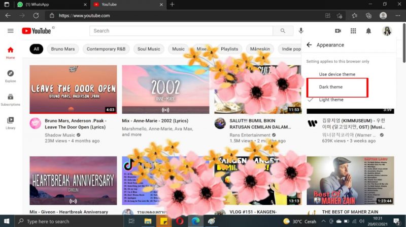 Cara mengaktifkan Dark mode di Youtube 9 Pilih dan tekan "dark theme"
