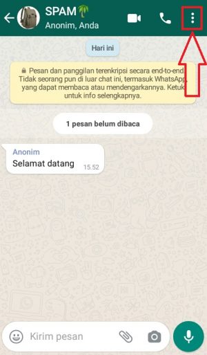Cara membersihkan chat WhatsApp (bisa satu-satu atau semua sekaligus) 7 Buka room chat grup Whatsapp yang mau kamu hapus chat-nya dan tekan menu titik tiga yang ada di pojok kanan atas.