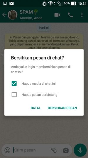 Cara membersihkan chat WhatsApp (bisa satu-satu atau semua sekaligus) 10 Selanjutnya akan muncul pop-up seperti gambar di bawah. Kamu bisa tekan menu “Hapus media di chat ini” untuk menghapus foto, video, atau dokumen yang pernah dikirim di grup tsb. Kamu juga bisa tekan menu “Hapus pesan berbintang” untuk menghapus pesan berbintangnya. Tapi aku saranin tekan yang hapus media aja. Kalau yang pesan berbintang lebih baik jangan dihapus, siapa tahu itu pesan penting yang sudah kamu tandai.