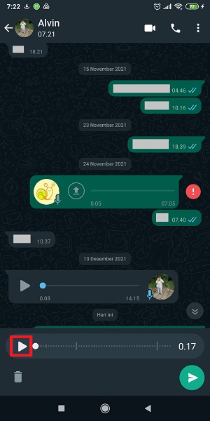 Cara mendengarkan voice note di WhatsApp sebelum dikirim 7 Tap tombol "Play".